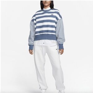💙 Nike Oversized Blue & White Striped Crewneck (S  Women’s)